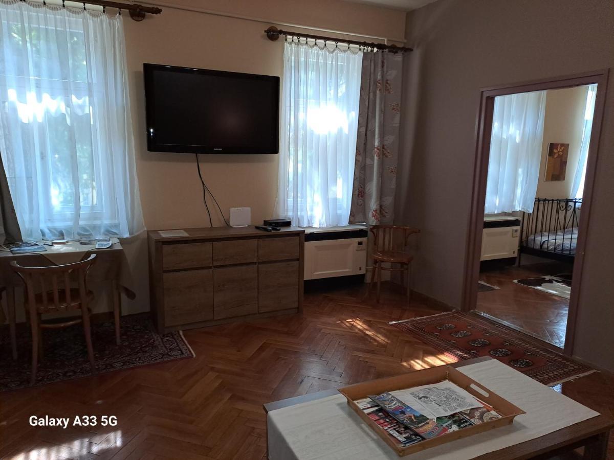 Апартаменты Szell 3 Apartman Сомбатхей Экстерьер фото
